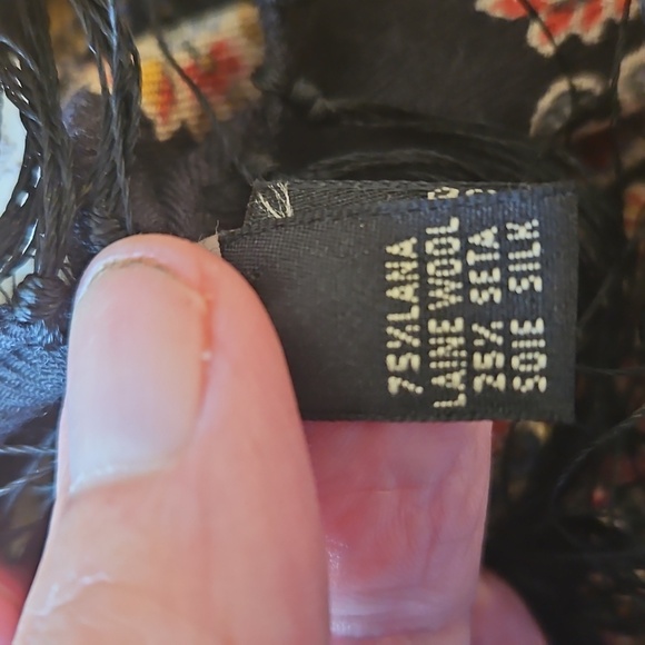 Saldarini Floral Patterned Shawl Hand Lnotted Fringe. - Picture 10 of 11